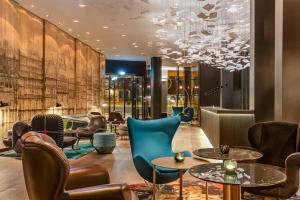 Uma área de estar em Motel One Frankfurt-Römer