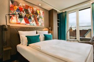 Cama ou camas em um quarto em Motel One Frankfurt-Römer