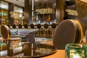 Uma área de estar em Motel One Frankfurt-Römer