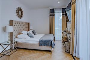 a bedroom with a bed and a mirror on the wall at Prawdzic Family Resort & Wellness in Gdańsk