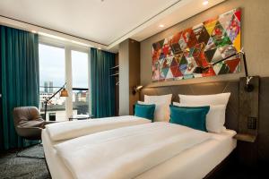 Postel nebo postele na pokoji v ubytování Motel One Frankfurt-Römer + 24 fotografií