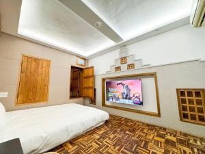 慢步南國 雙包棟民宿 Slow Tainan Entire Home的电视和/或娱乐中心