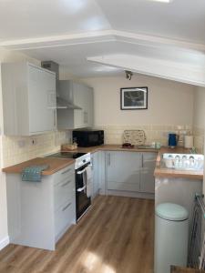 Η κουζίνα ή μικρή κουζίνα στο The Byre