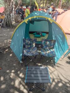 dos sillas sentadas frente a una tienda en Madasari Outdoor Camping Standar en Bulakbenda