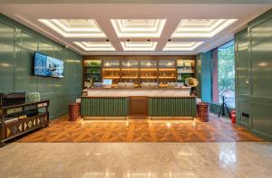 TV a/nebo společenská místnost v ubytování Mehood Theater Hotel, Jinan Quancheng Plaza Baotu Spring