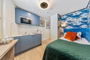 1 dormitorio con 1 cama y lavamanos. en Vancouver Studios, en Londres