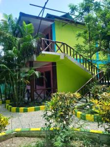 una casa con una scala di fronte di Hotel Green Gold Resort Lataguri a Lataguri