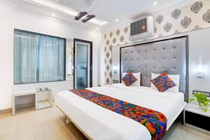 Hotel Mandiram Palace客房内的一张或多张床位