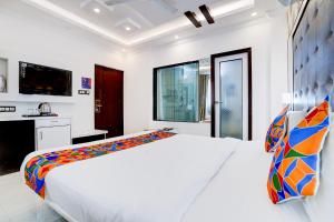 Hotel Mandiram Palace客房内的一张或多张床位
