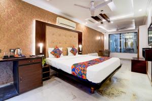 Hotel Mandiram Palace客房内的一张或多张床位