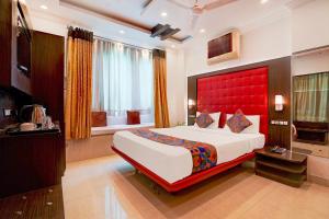 Hotel Mandiram Palace客房内的一张或多张床位