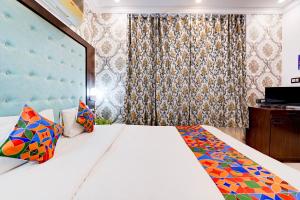 Hotel Mandiram Palace客房内的一张或多张床位
