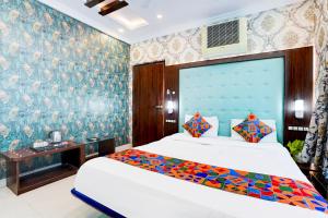 Hotel Mandiram Palace客房内的一张或多张床位