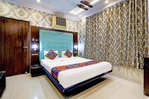 Hotel Mandiram Palace客房内的一张或多张床位