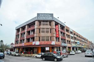 un gran edificio con coches estacionados frente a él en Hotel Centum en Klang