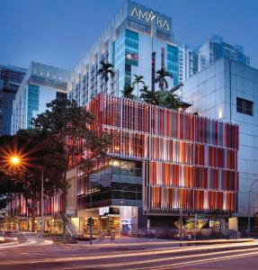 ein großes Gebäude mit seitlicher Beleuchtung in der Unterkunft Amara Singapore - Newly Renovated in Singapur