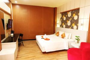 un dormitorio con dos gatos sentados en una cama en Halogen Hotel Airport Surabaya, en Sidoarjo