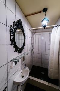 baño con espejo y lavabo en Hostel Croissant на Павелецкой, en Moscú