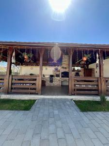 een paviljoen met houten hekken en een bar bij Pensiunea Sub Horiță in Leordina