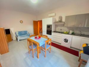 eine Küche mit einem Tisch und Stühlen im Zimmer in der Unterkunft Appartamento Kleos Balestrate in Balestrate