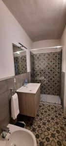 een badkamer met een bad, een wastafel en een douche bij Cà Trifolera Barbaresco - Appartamento per 2 o 4 persone immerso nei vigneti - Free Parking Wi-Fi - in Barbaresco