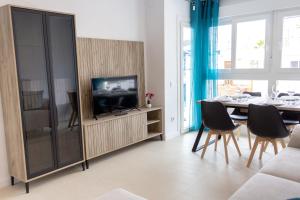 a living room with a dining table and a television at Apartamentos recién reformados en el centro - Mar de Cristal in Peñíscola