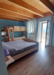 - une chambre avec deux lits superposés et un plafond en bois dans l'établissement B&B Blumenstube, à Sant’Orsola