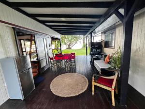 Teahupootahiti-bungalow at Teahupoo: beachfront with pountoon and mini pool的配有桌子和椅子的拖车起居区 更多25张照片