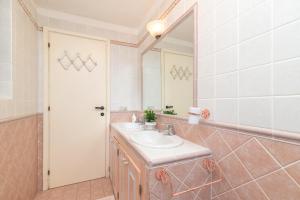 A bathroom at Villa Ari