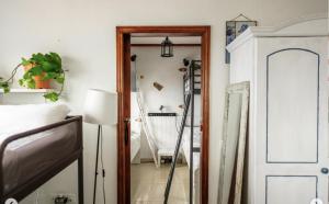 een slaapkamer met een spiegel naast een bed en een lamp bij Casanaga in Almáciga