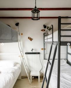 Zimmer mit 2 Etagenbetten und einer Lampe in der Unterkunft Casanaga in Almáciga