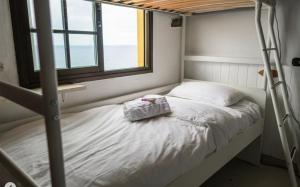 een slaapkamer met een stapelbed en een raam bij Casanaga in Almáciga