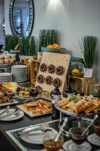 ein Buffet mit Donuts und Gebäck auf dem Tisch in der Unterkunft Prawdzic Family Resort & Wellness in Danzig