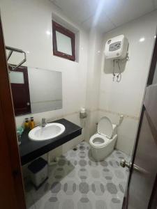 Baño pequeño con aseo y lavamanos en BIDV HOTEL CỬA LÒ, en Dong Quan