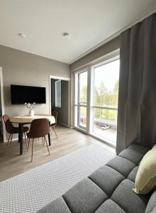 Μια τηλεόραση ή/και κέντρο ψυχαγωγίας στο Grand Beach Apartment