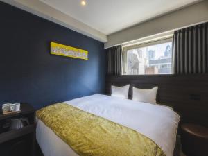 東京的住宿－池袋永安國際酒店，一间卧室设有一张大床和窗户