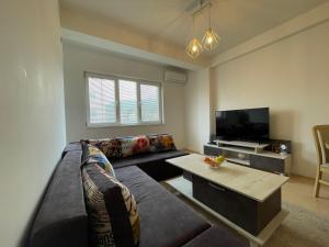 ein Wohnzimmer mit einem Sofa und einem Couchtisch in der Unterkunft Cozy Apartment Therapy in Ohrid