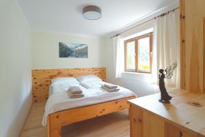 Un pat sau paturi într-o cameră la NaturparkResort Hobel`s Home