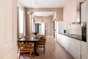 Deluxe Flat at Perfect Location في كوبنهاغن: غرفة طعام مع طاولة وبعض الكراسي