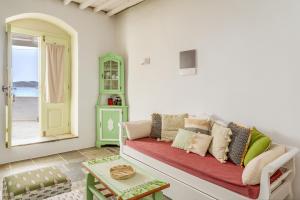 un soggiorno con divano e tavolo di Sifnos Waterfront House a Platis Yialos Sifnos