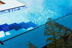 een gesloten zwembad bij The Amariah Hotel & Apartments Mikocheni in Dar es Salaam