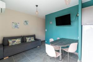 a living room with a couch and a table at Maison de vacances avec terrasse in Rochefort-du-Gard
