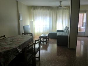 een woonkamer met een bed en een bank bij Piso La Pista Alcora in Alcora