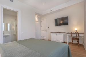 Postel nebo postele na pokoji v ubytování Iris Hotel