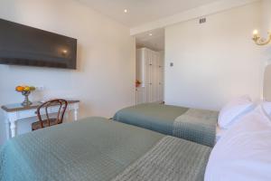 Postel nebo postele na pokoji v ubytování Iris Hotel