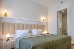 Postel nebo postele na pokoji v ubytování Iris Hotel
