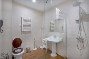 Koupelna v ubytování Iris Hotel