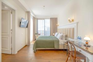 Postel nebo postele na pokoji v ubytování Iris Hotel