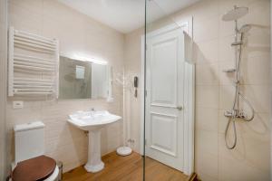 Koupelna v ubytování Iris Hotel