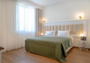 Postel nebo postele na pokoji v ubytování Iris Hotel